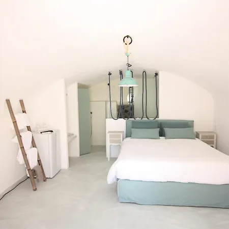Lovely Santorini 1 Bedroom Cave Studio Gajeel With Spacious Terrace Pýrgos